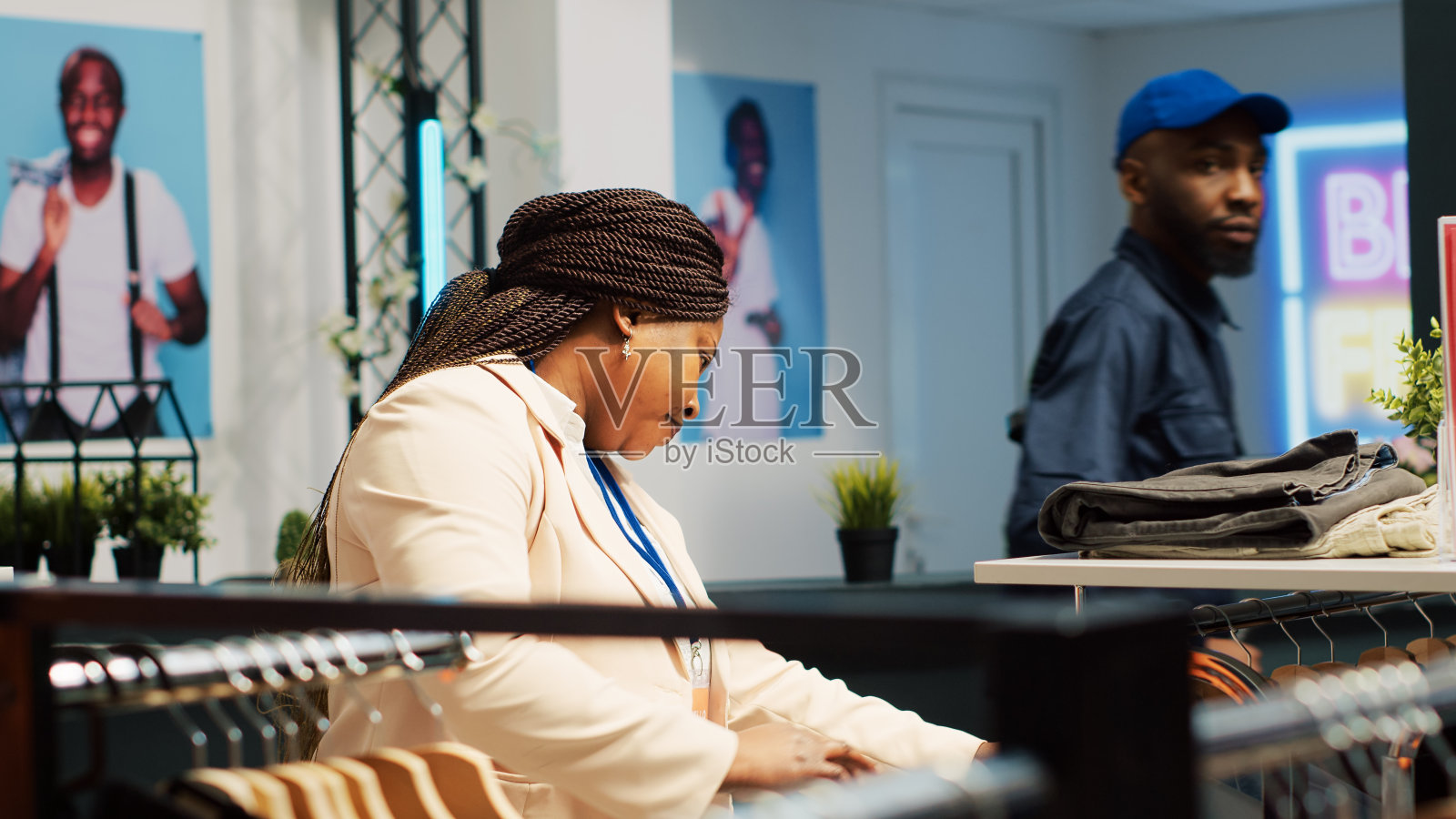 服装店店员帮助顾客照片摄影图片