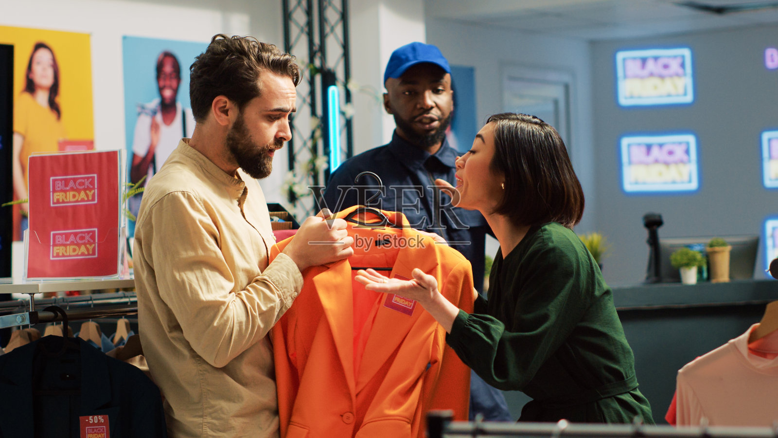 好斗的购物者在商店里打架照片摄影图片