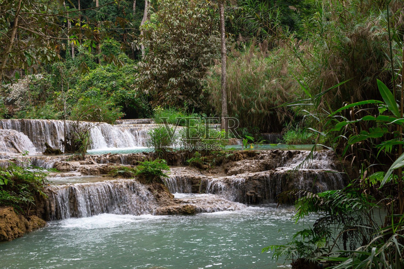 老挝琅勃拉邦的美丽瀑布。照片摄影图片