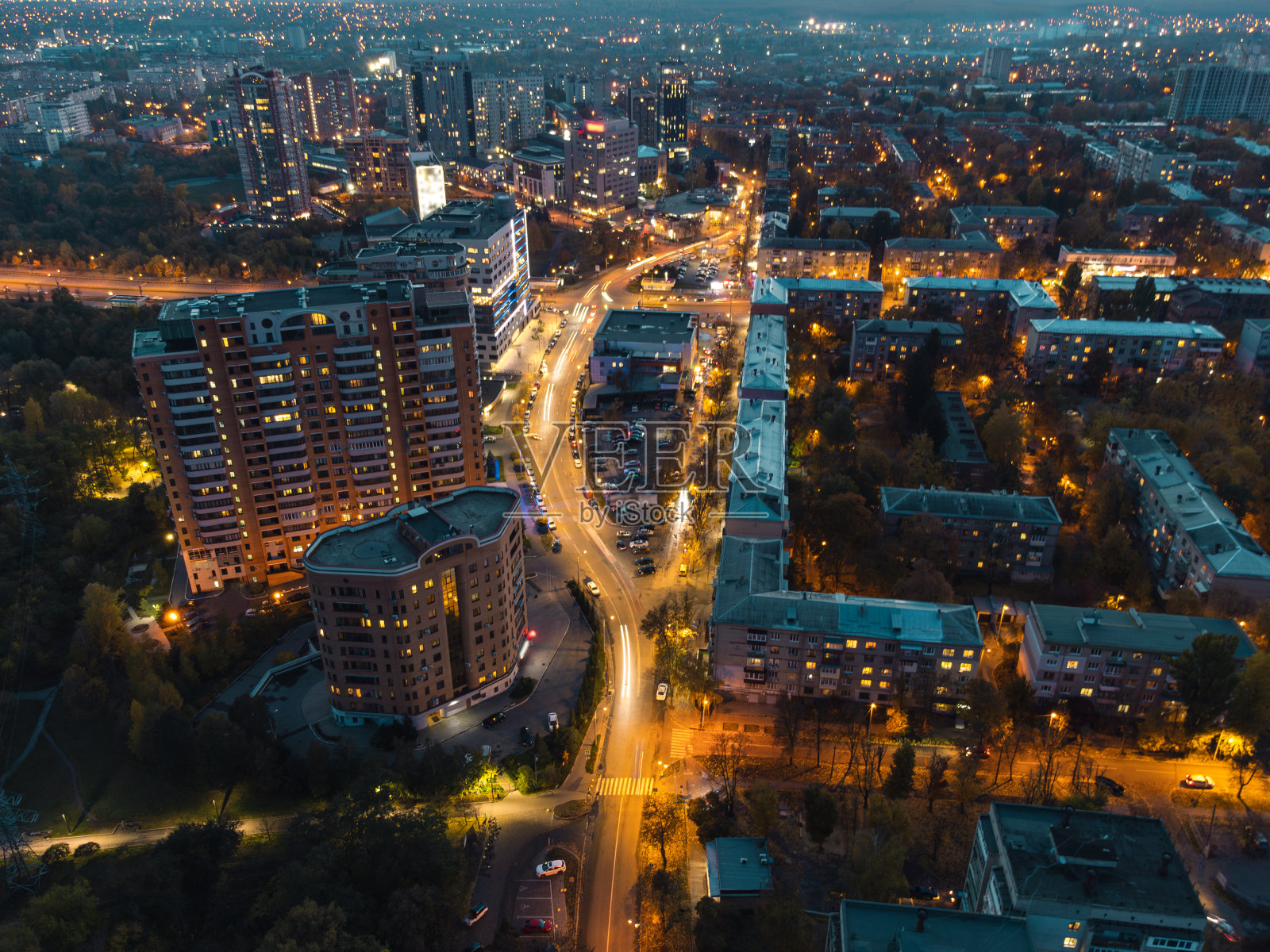 航拍照亮夜晚的城市，哈尔科夫街道照片摄影图片