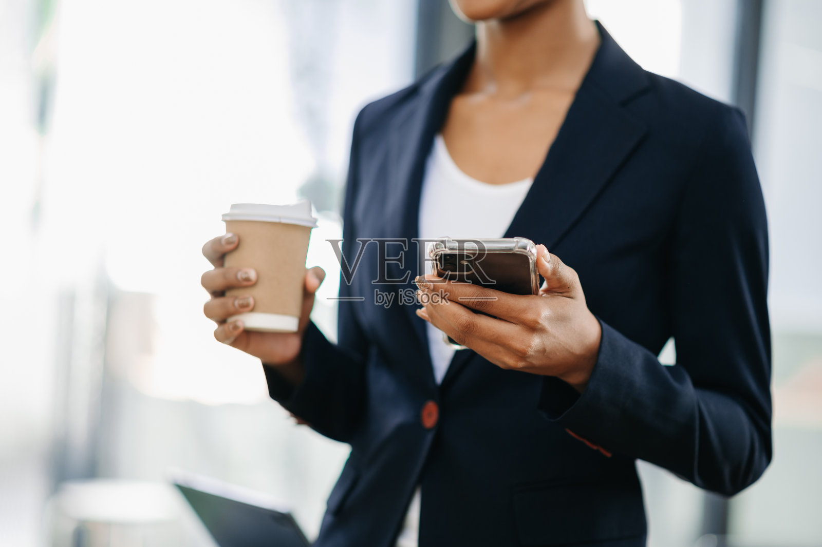 女商人手持智能手机、平板电脑支付，手持信用卡网上购物，全渠道数码平板电脑对接键盘电脑照片摄影图片