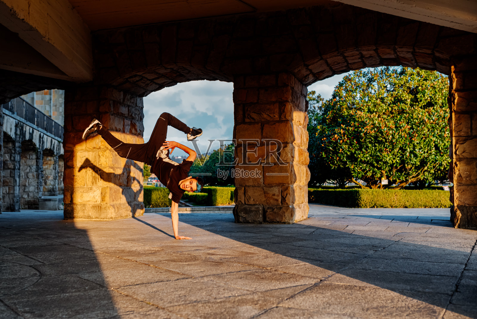 跳舞的年轻人照片摄影图片