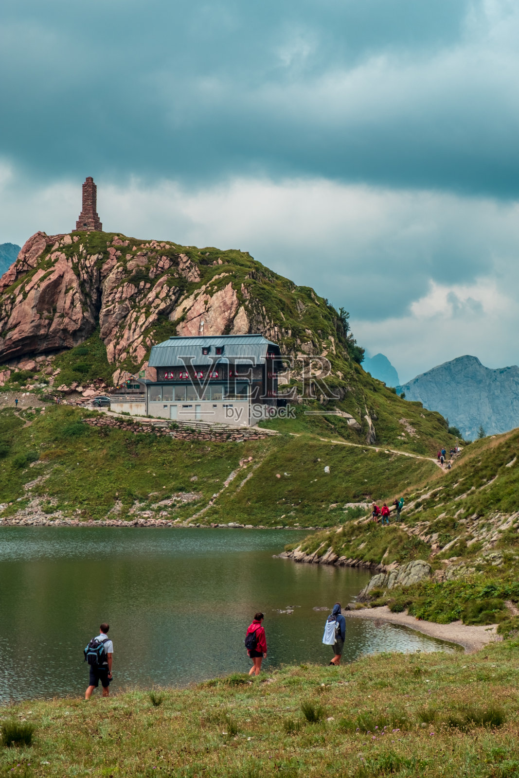 多云的夏日里的沃拉亚湖照片摄影图片