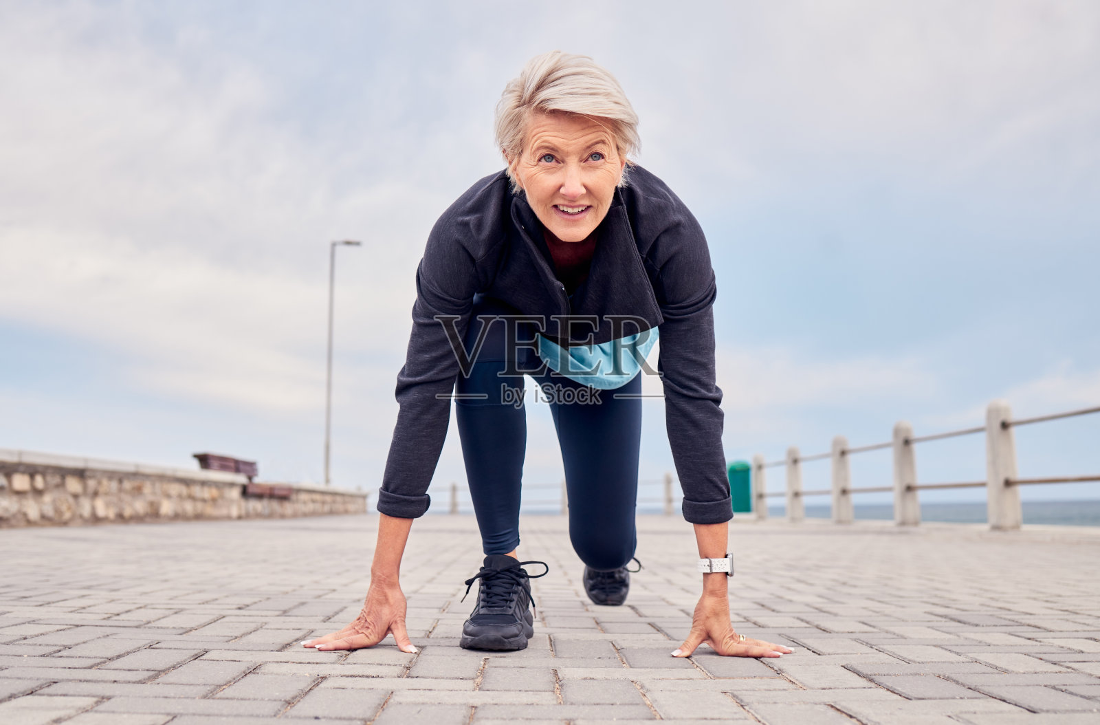 资深女性，起跑位置和户外沙滩散步，跑步练习或天空模型。高龄女士准备跑步，有氧和健身训练，为运动，马拉松或能量的心态照片摄影图片