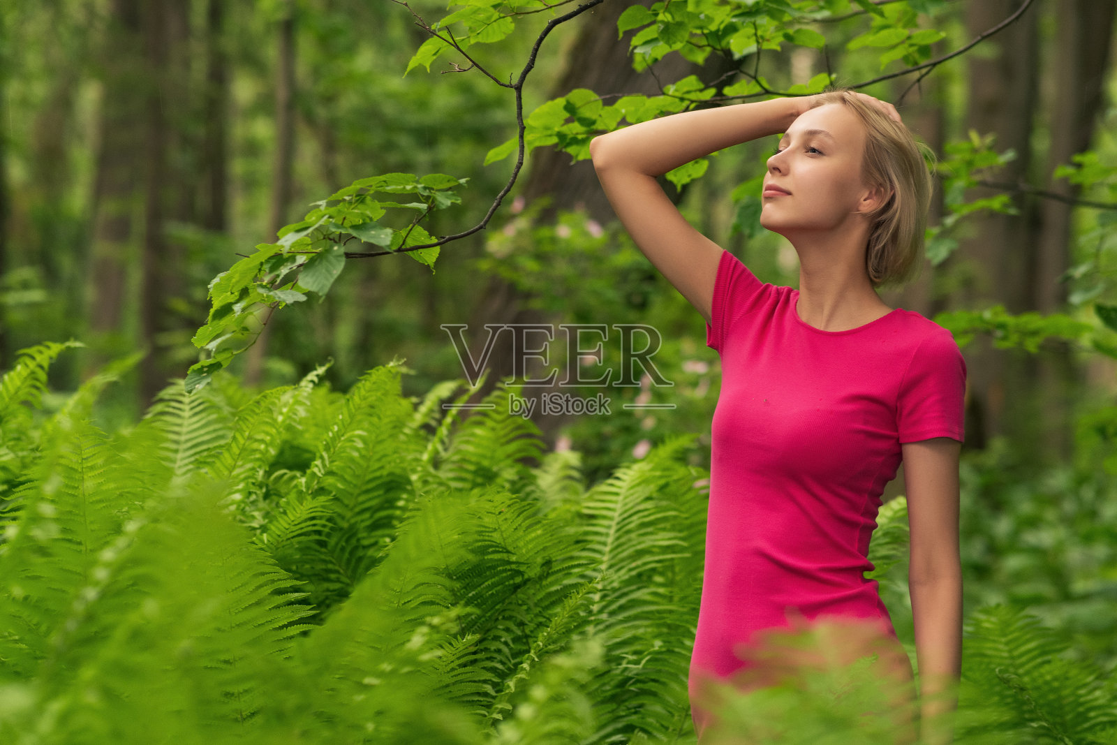 少女走在森林里照片摄影图片