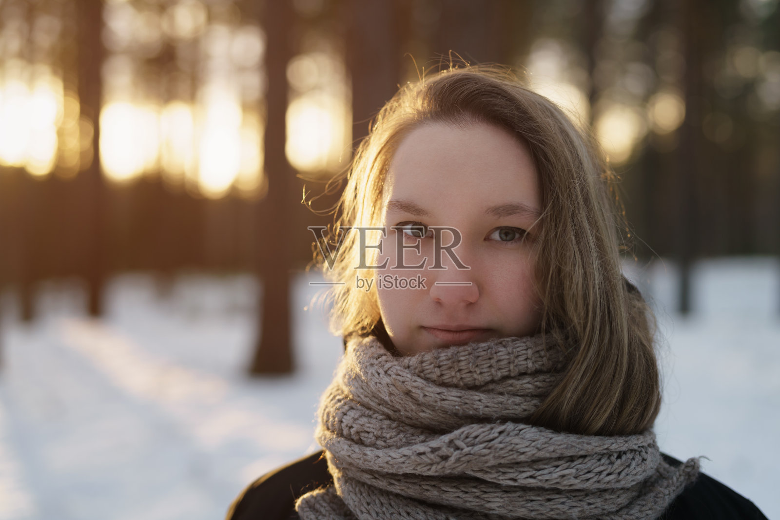 冬日松林日落下的少女肖像照片摄影图片