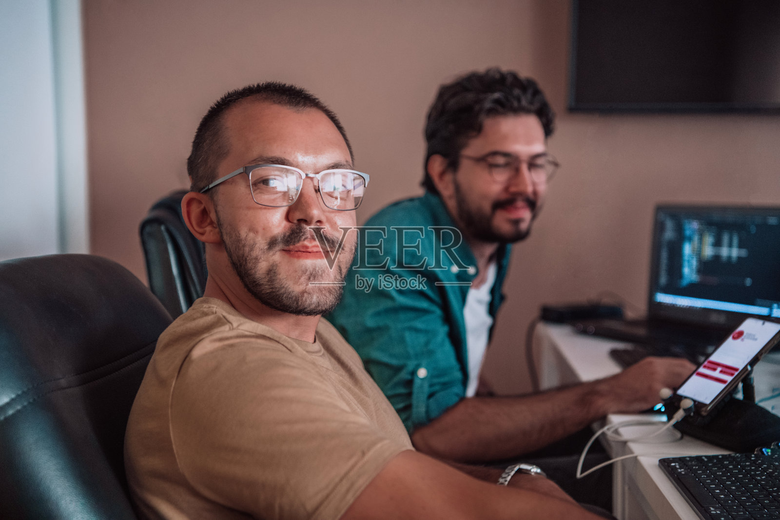 程序员专注于深度协作，共同努力解决复杂问题，开发具有无缝功能的创新移动应用程序。照片摄影图片