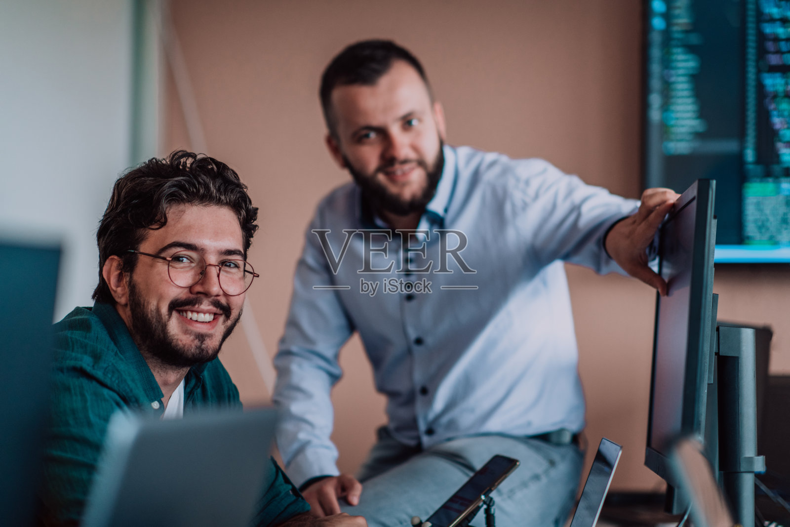 程序员专注于深度协作，共同努力解决复杂问题，开发具有无缝功能的创新移动应用程序。照片摄影图片