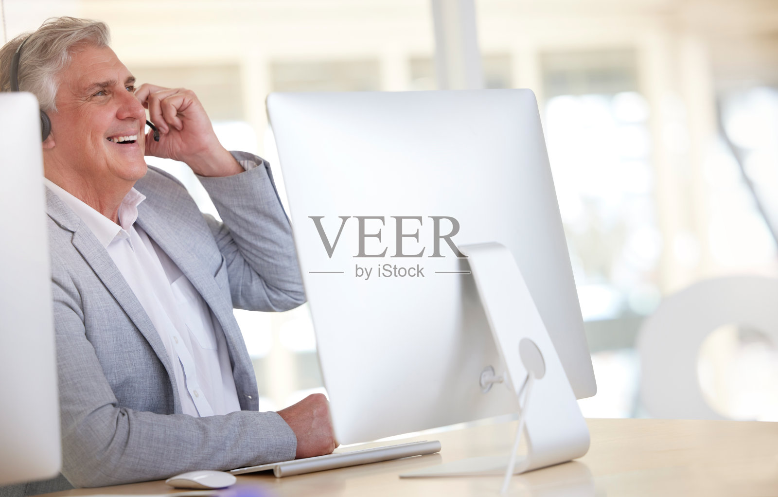 呼叫中心，笑和商务人士，代理或顾问与虚拟财务顾问，在线或专业咨询。友好的经理，推销员或人说话，咨询和快乐的电信照片摄影图片