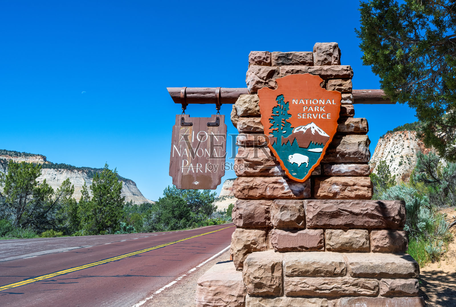 锡安国家公园。锡安国家公园由国家公园管理局管理，并于1919年根据国会法案建立。照片摄影图片