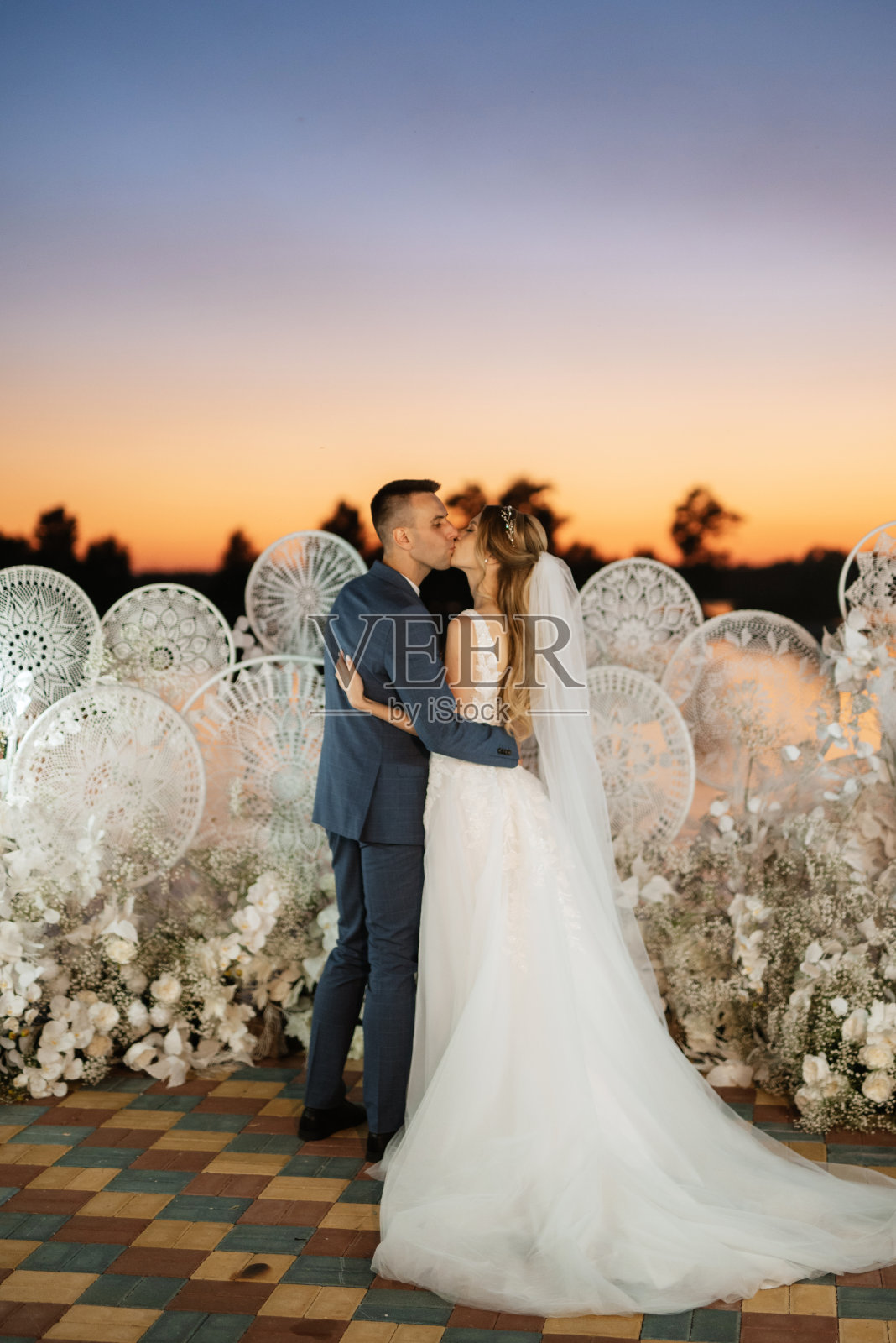 新娘和新郎在黄色夕阳的背景下照片摄影图片