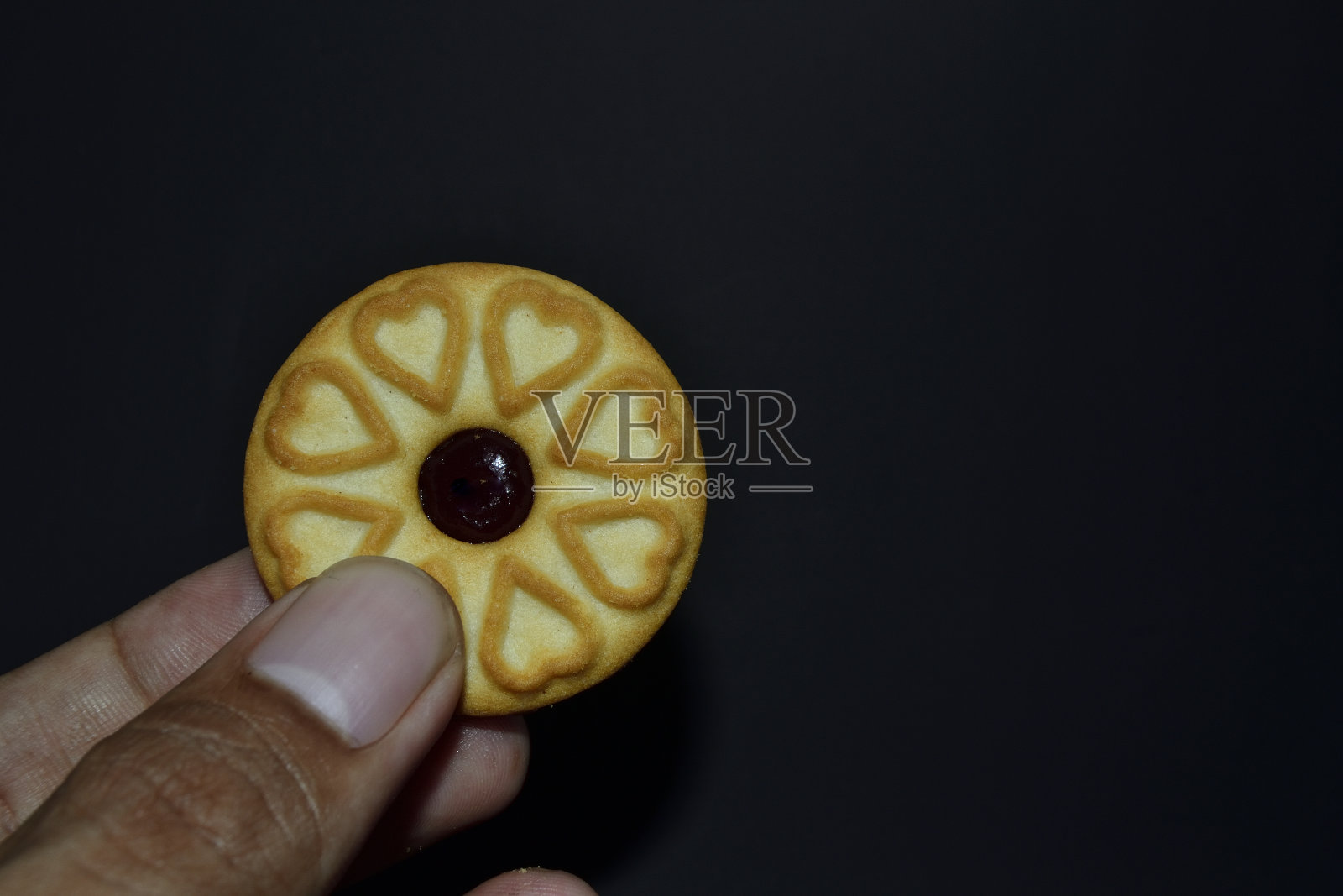 草莓罐夹心饼干照片摄影图片