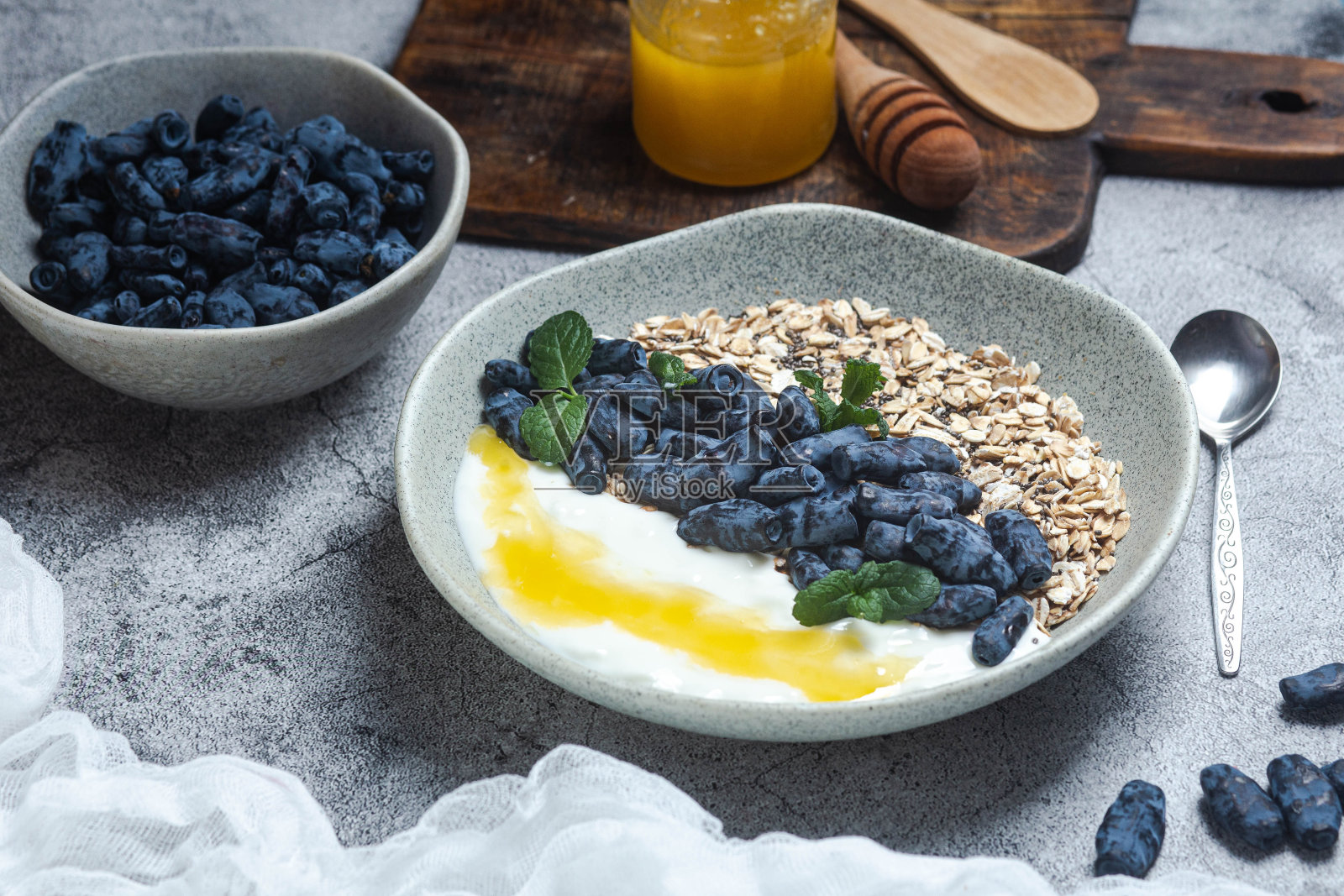 燕麦片，酸奶和金银花在碗里照片摄影图片
