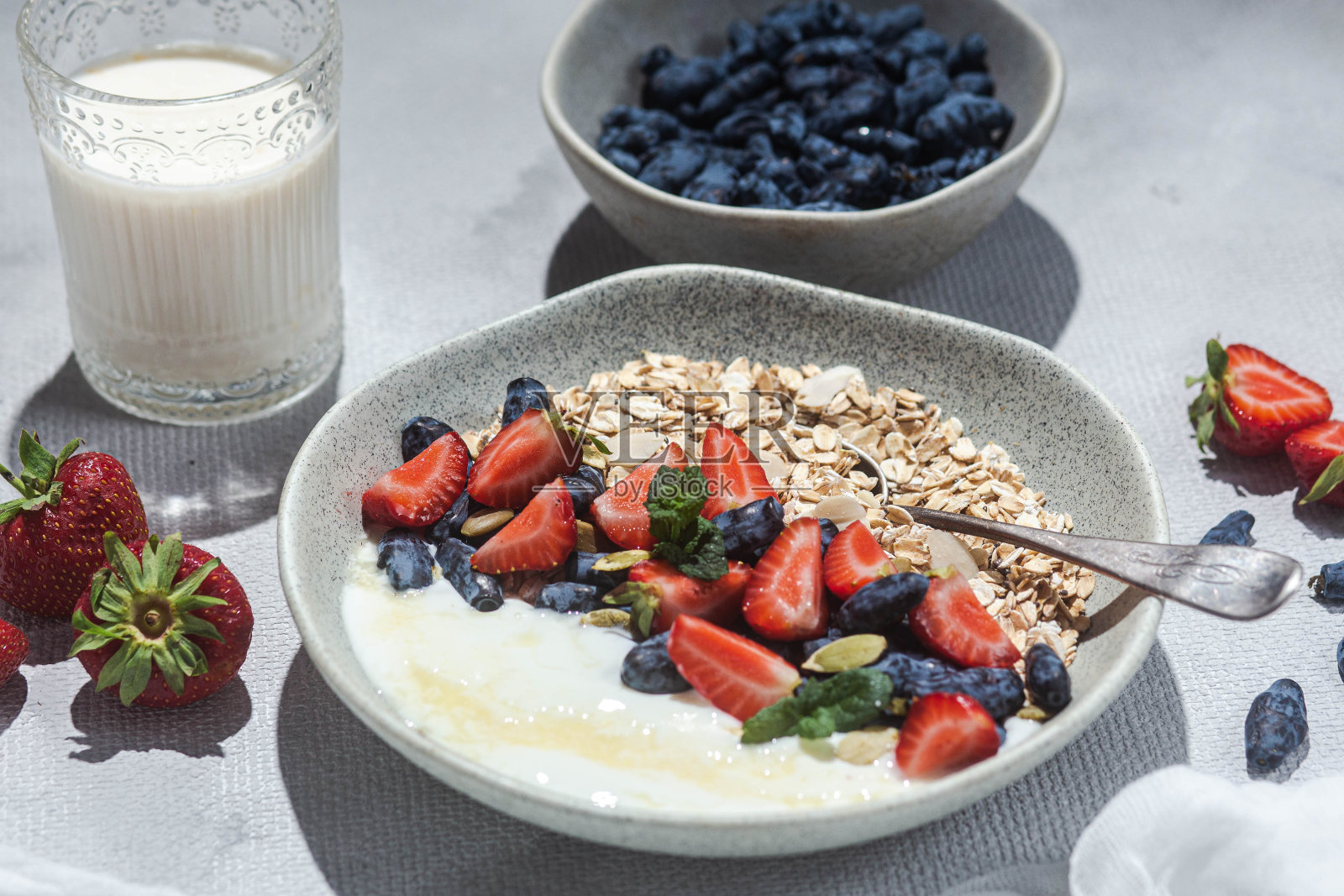 燕麦片加酸奶、蜂蜜和金银花照片摄影图片