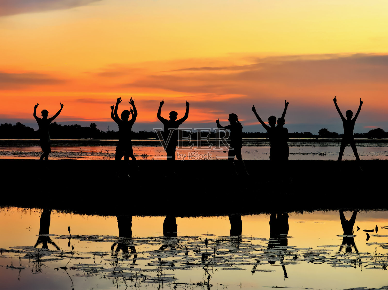 一群人的欢乐庆祝照片摄影图片
