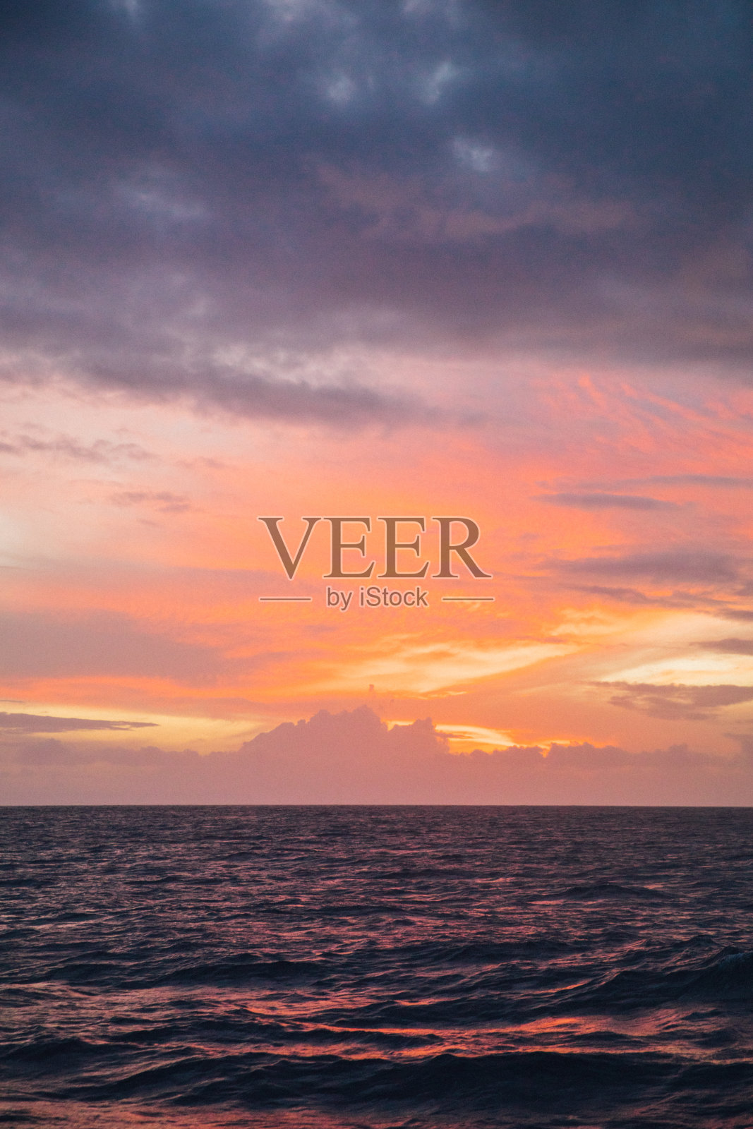 在夏威夷考艾岛最日落的游轮上，美丽的彩色柔和的日落照片摄影图片