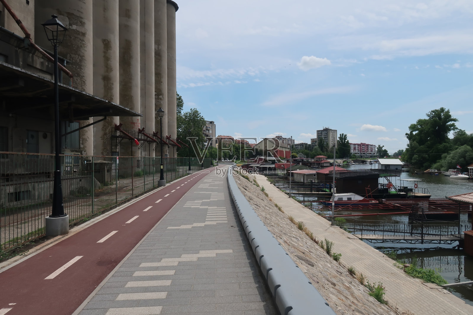 塞尔维亚潘切沃多瑙河旁的散步道照片摄影图片