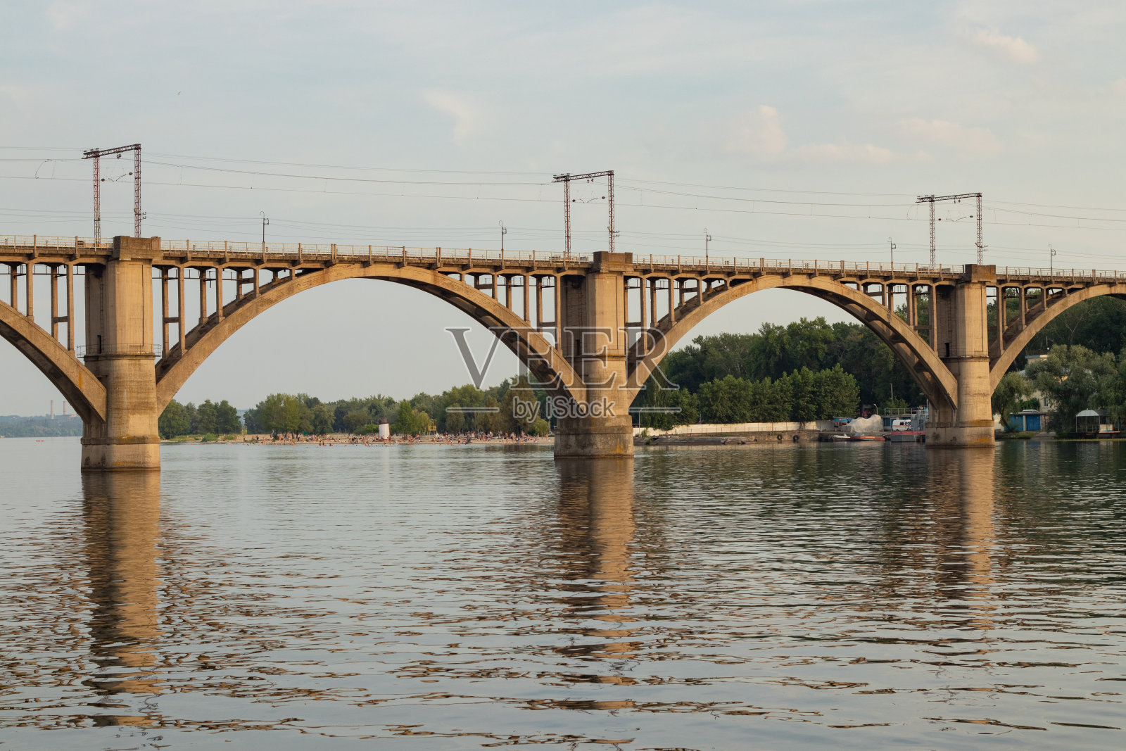 日落时分，第聂伯市的老铁路桥横跨第聂伯河照片摄影图片