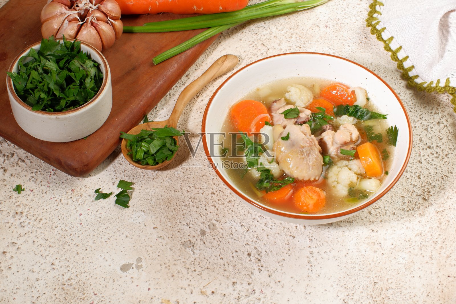 蔬菜鸡汤照片摄影图片