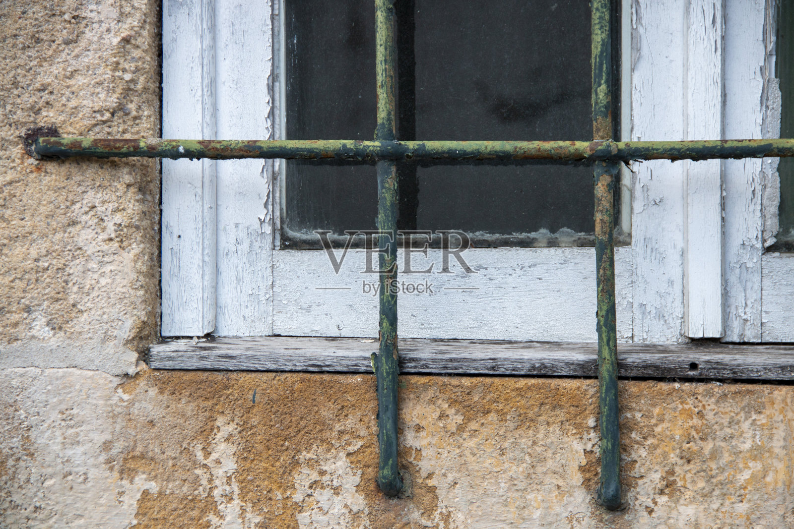 窗户和白墙的细节处可以看到玻璃、框架或栏杆照片摄影图片