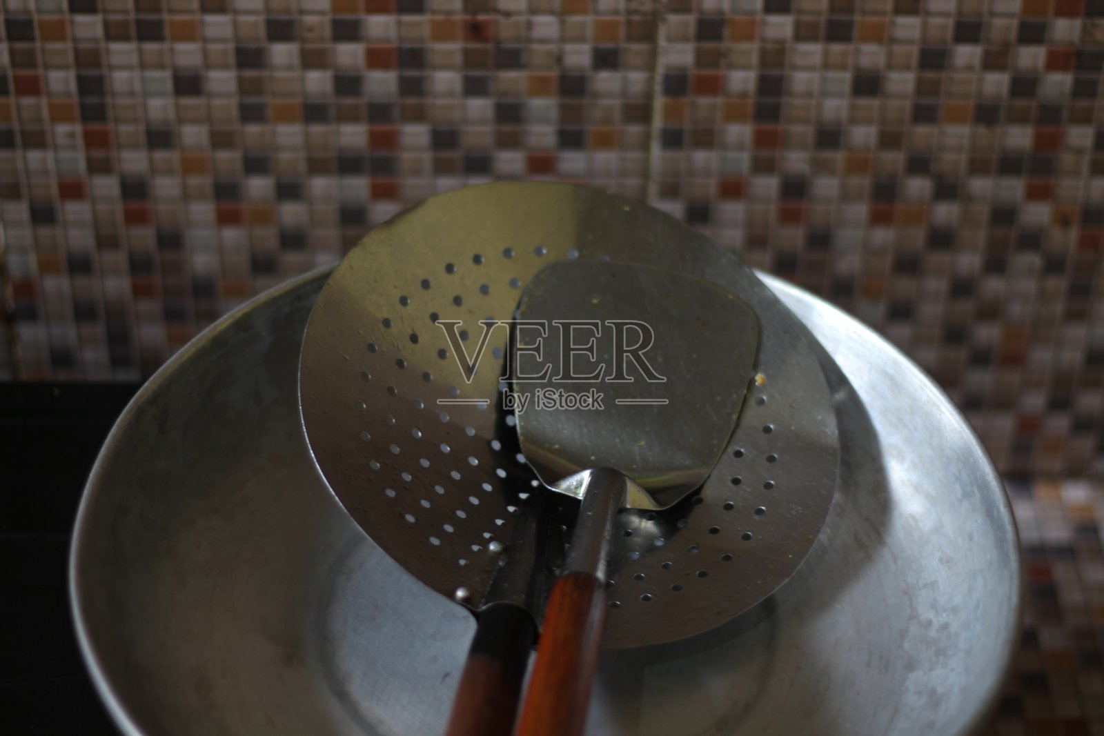 煎锅，土和勺子照片摄影图片