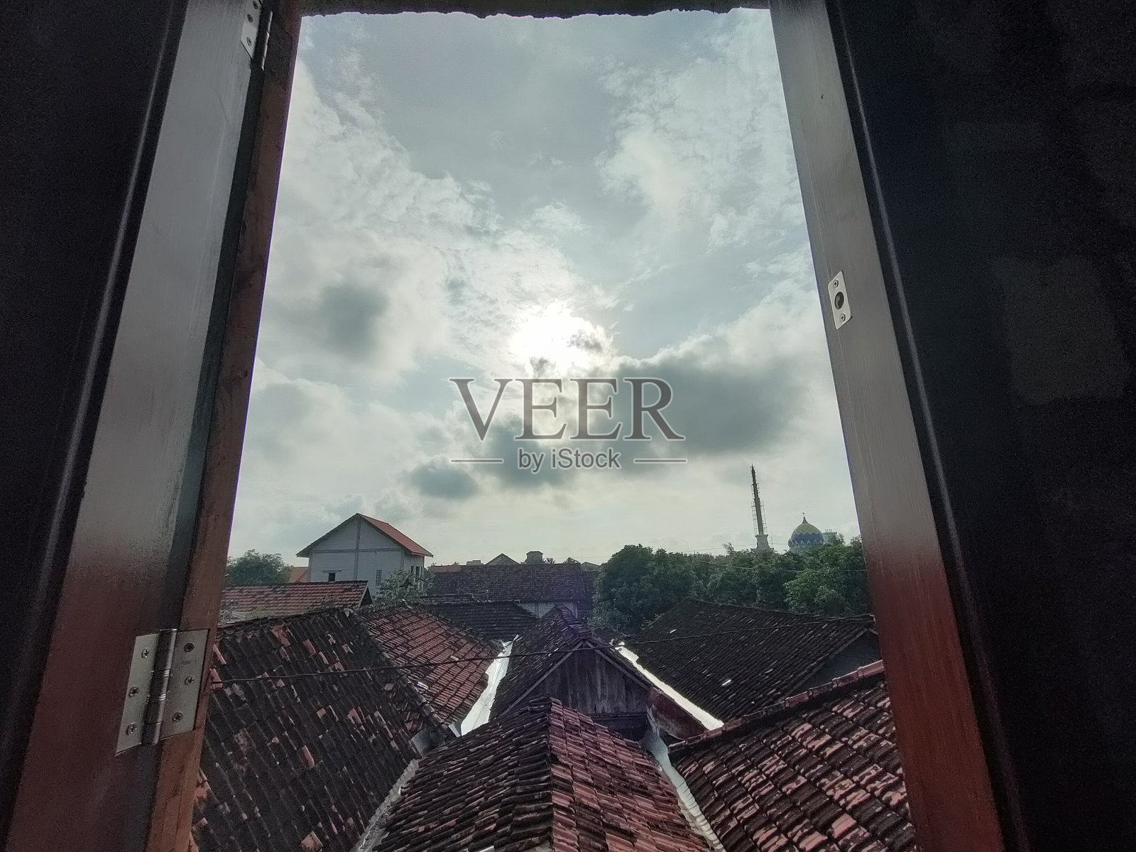 太阳被乌云包围的景象照片摄影图片