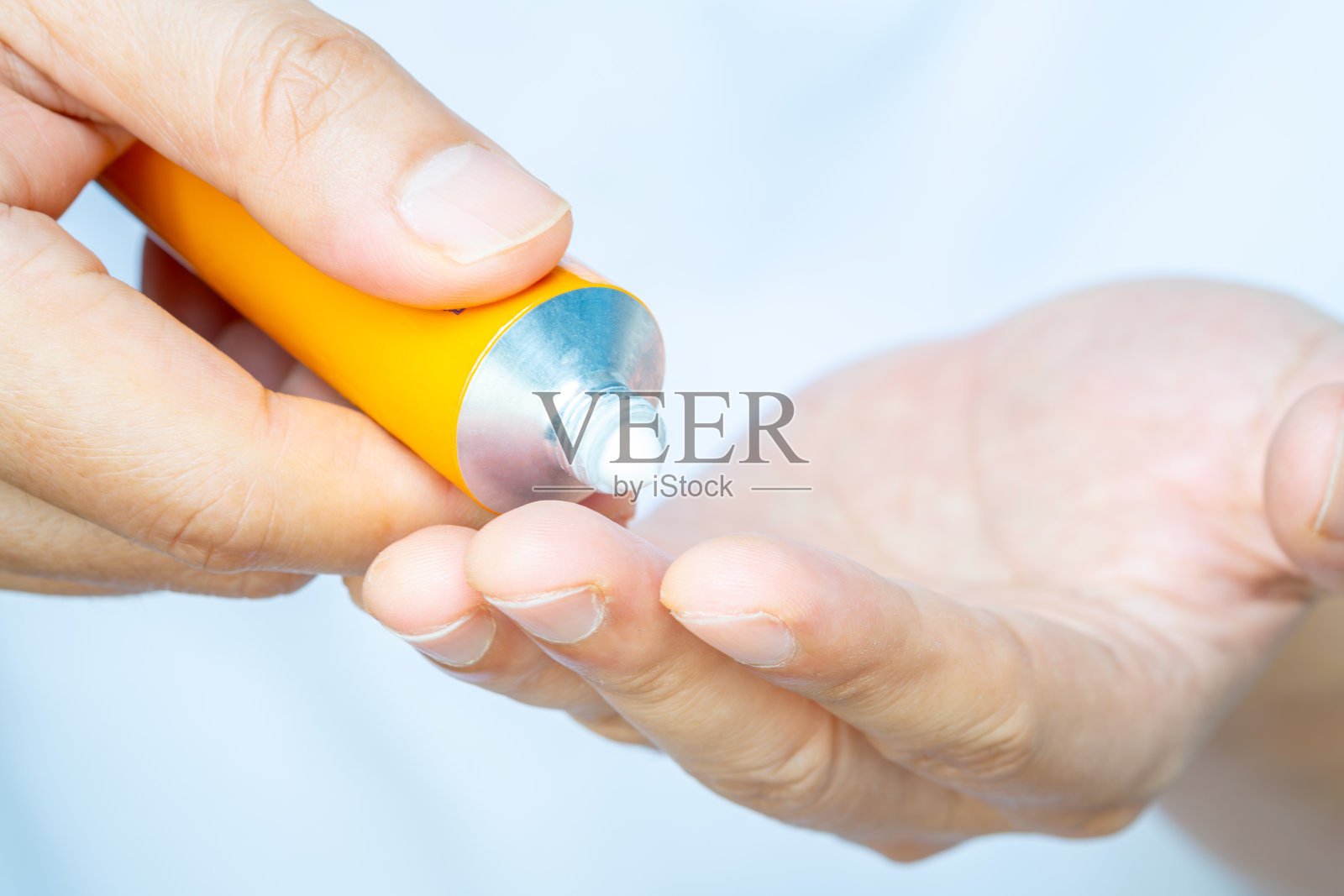 这个女人的手，她用了类固醇外用型照片摄影图片