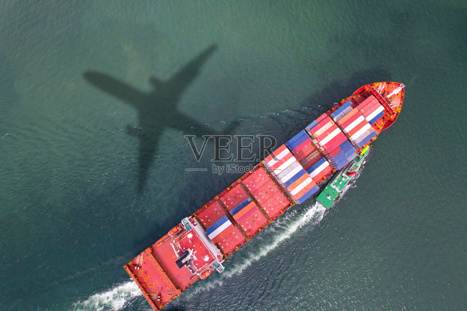 货运飞机和集装箱船的运输：全球进出口工业物流业务概念，白色背景照片摄影图片