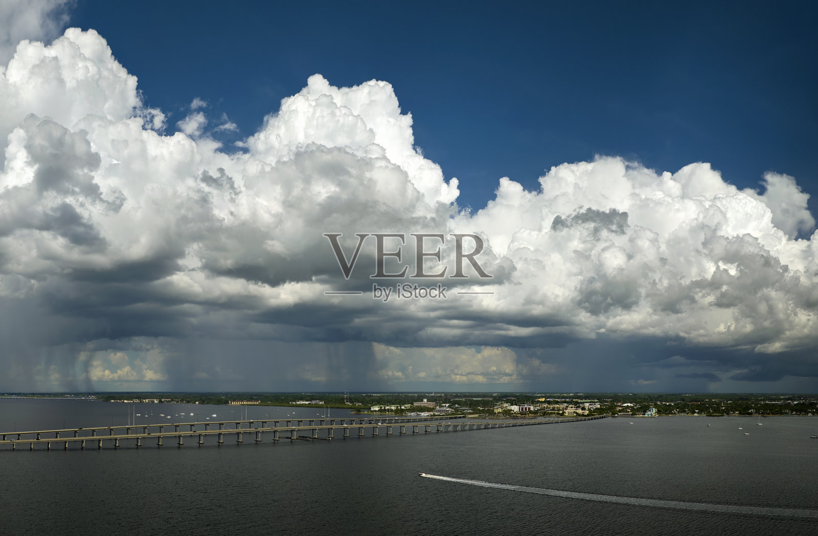在和平河上连接蓬塔戈尔达和夏洛特港的交通桥梁正在接近强雷暴。佛罗里达州雨季的恶劣天气状况不利于驾驶照片摄影图片