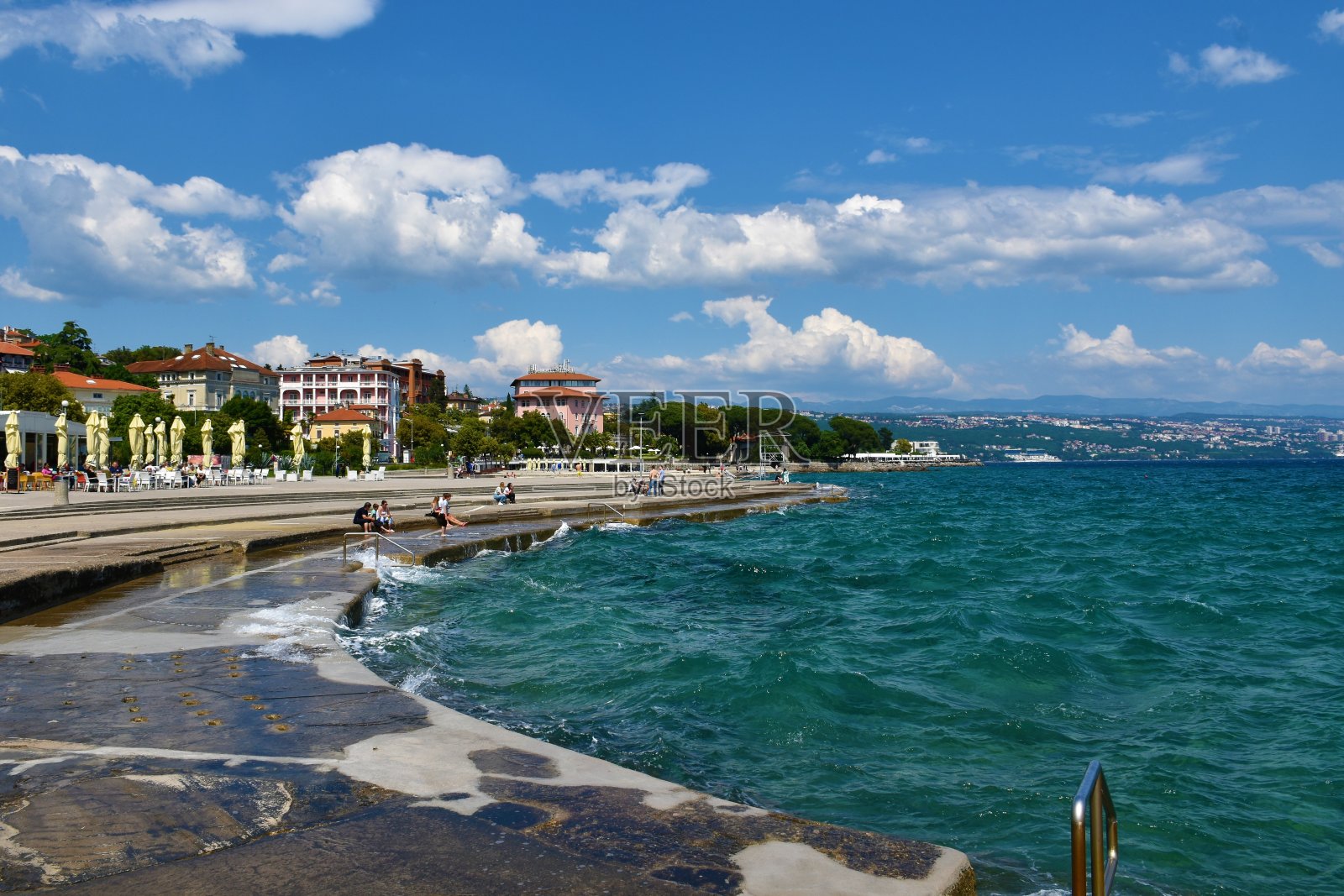 克罗地亚，奥帕蒂亚——2023年5月21日:克罗地亚亚得里亚海沿岸的奥帕蒂亚小镇照片摄影图片