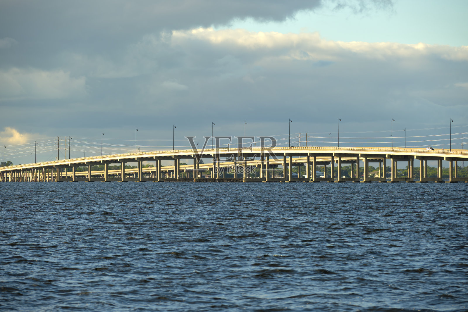 佛罗里达州的巴伦科利尔桥和吉尔克里斯特桥交通繁忙。夏洛特县的交通基础设施连接蓬塔戈尔达和夏洛特港，横跨和平河照片摄影图片