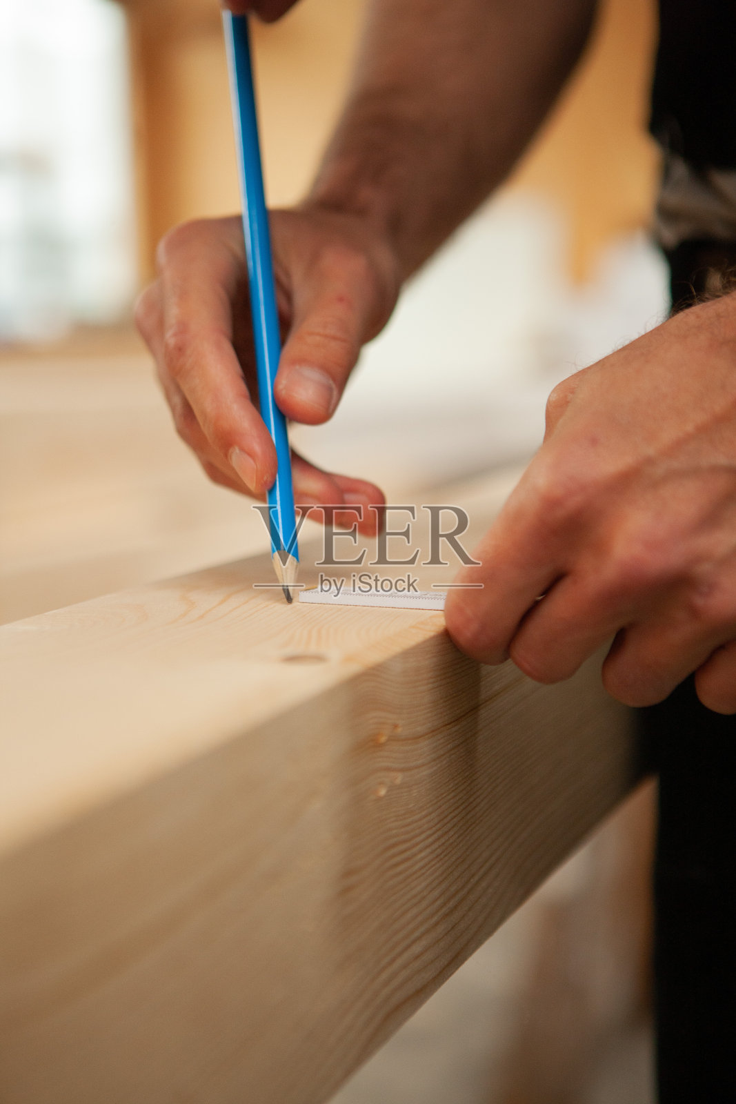 木匠正在木板上划线照片摄影图片