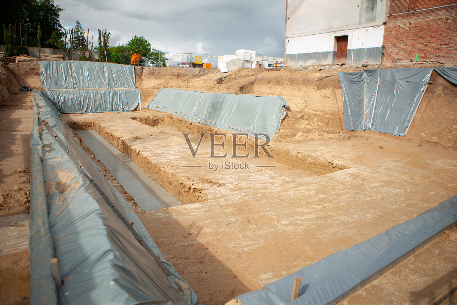 在一个阳光明媚的日子里在建筑工地工作照片摄影图片