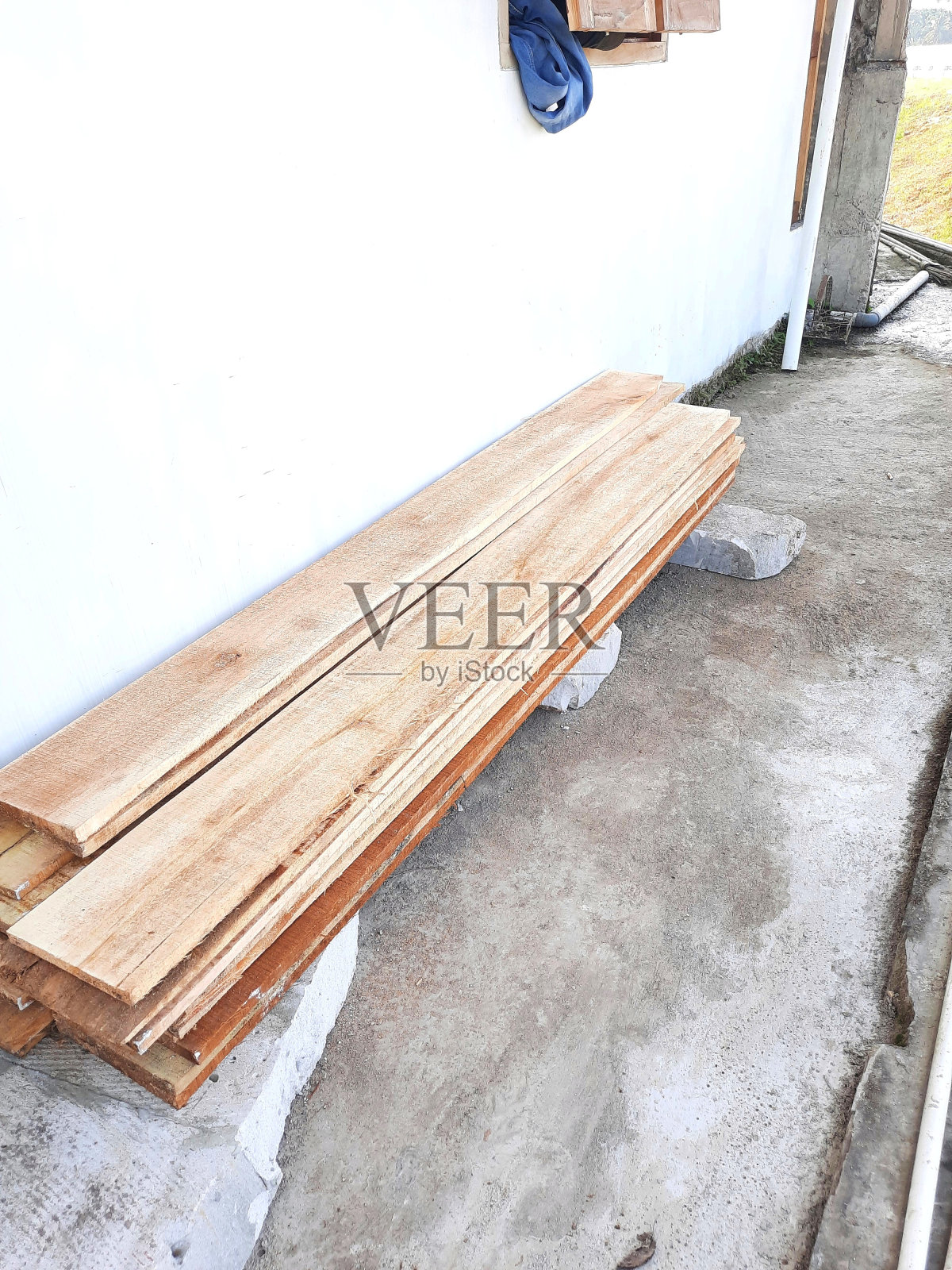 车间里的一堆木板。建筑用木板。原材料照片摄影图片