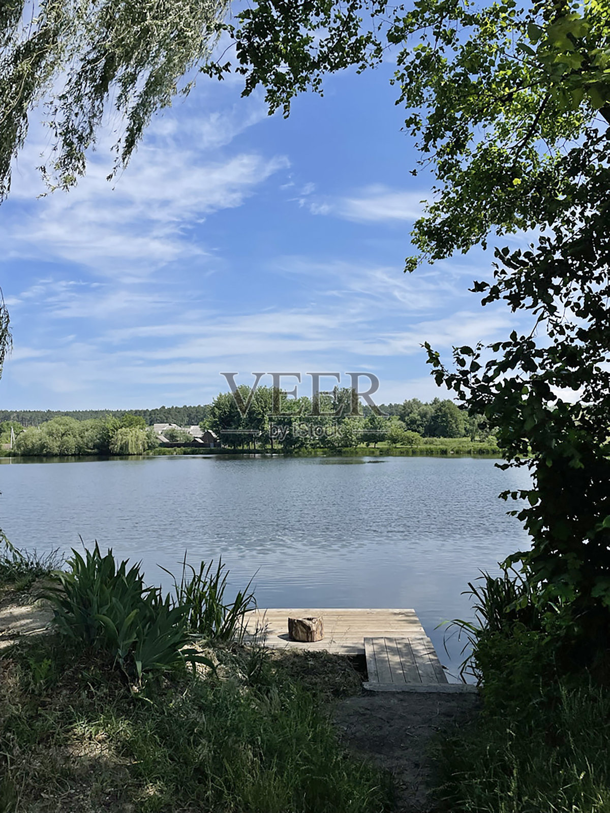 舒适的地方，靠近一个美丽的湖照片摄影图片