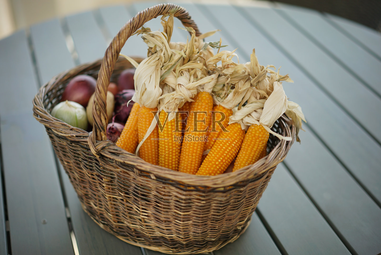 篮子里有从花园里摘来的新鲜蔬菜照片摄影图片
