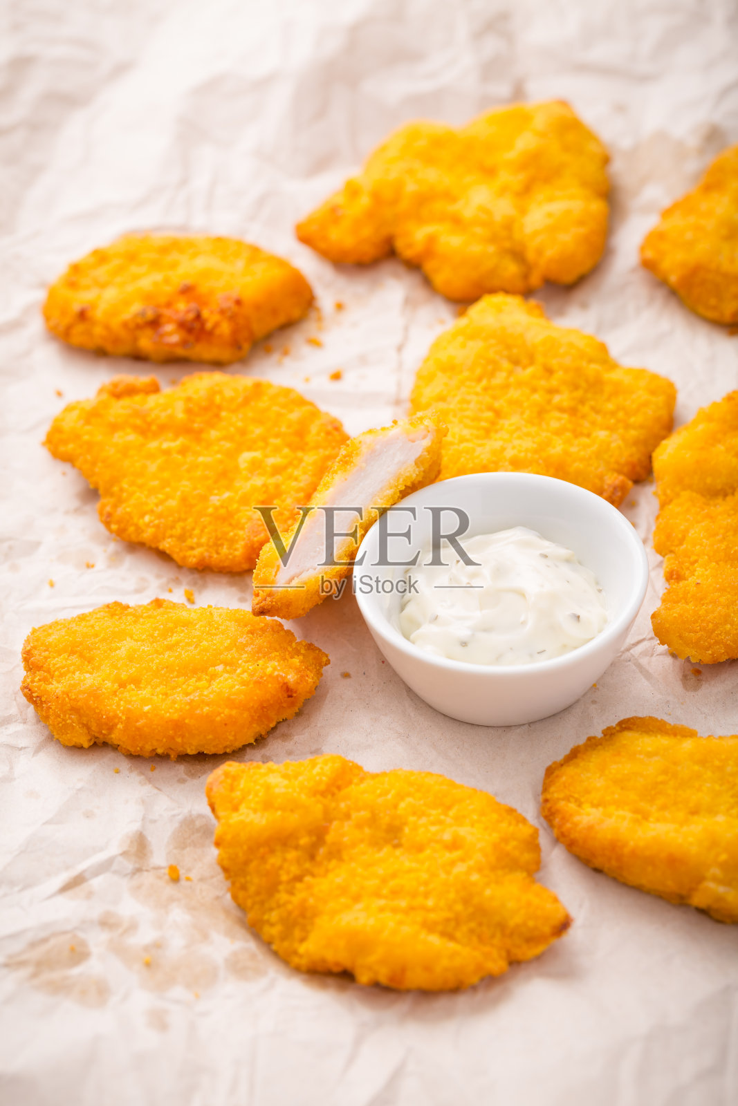 烤盘上的鸡肉炸肉排加香草蛋黄酱照片摄影图片