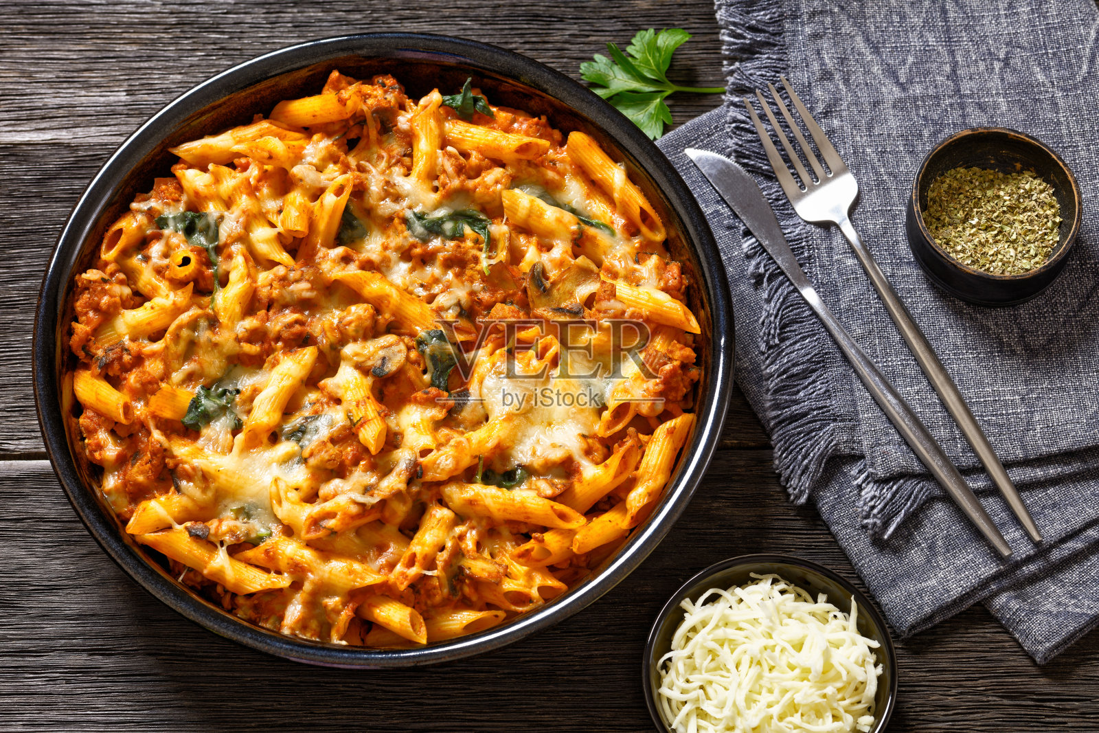 在烤盘中烤碎鸡肉面食，俯视图照片摄影图片