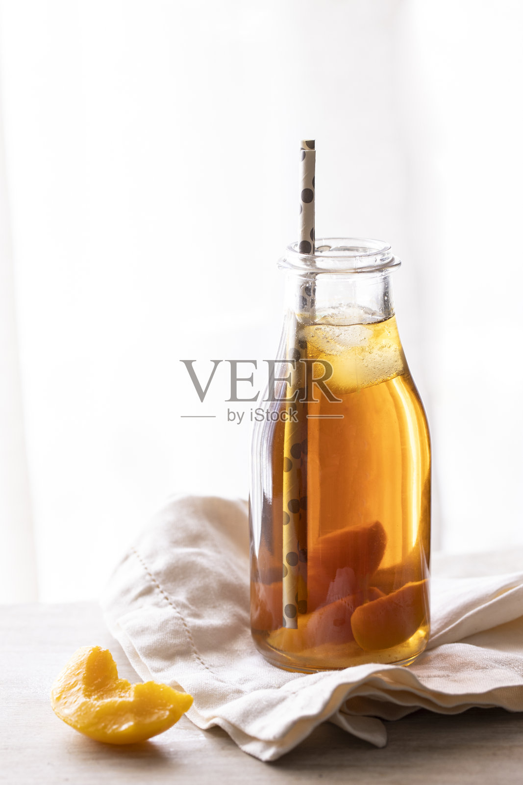 在质朴的背景下，自制桃子柠檬冰茶照片摄影图片