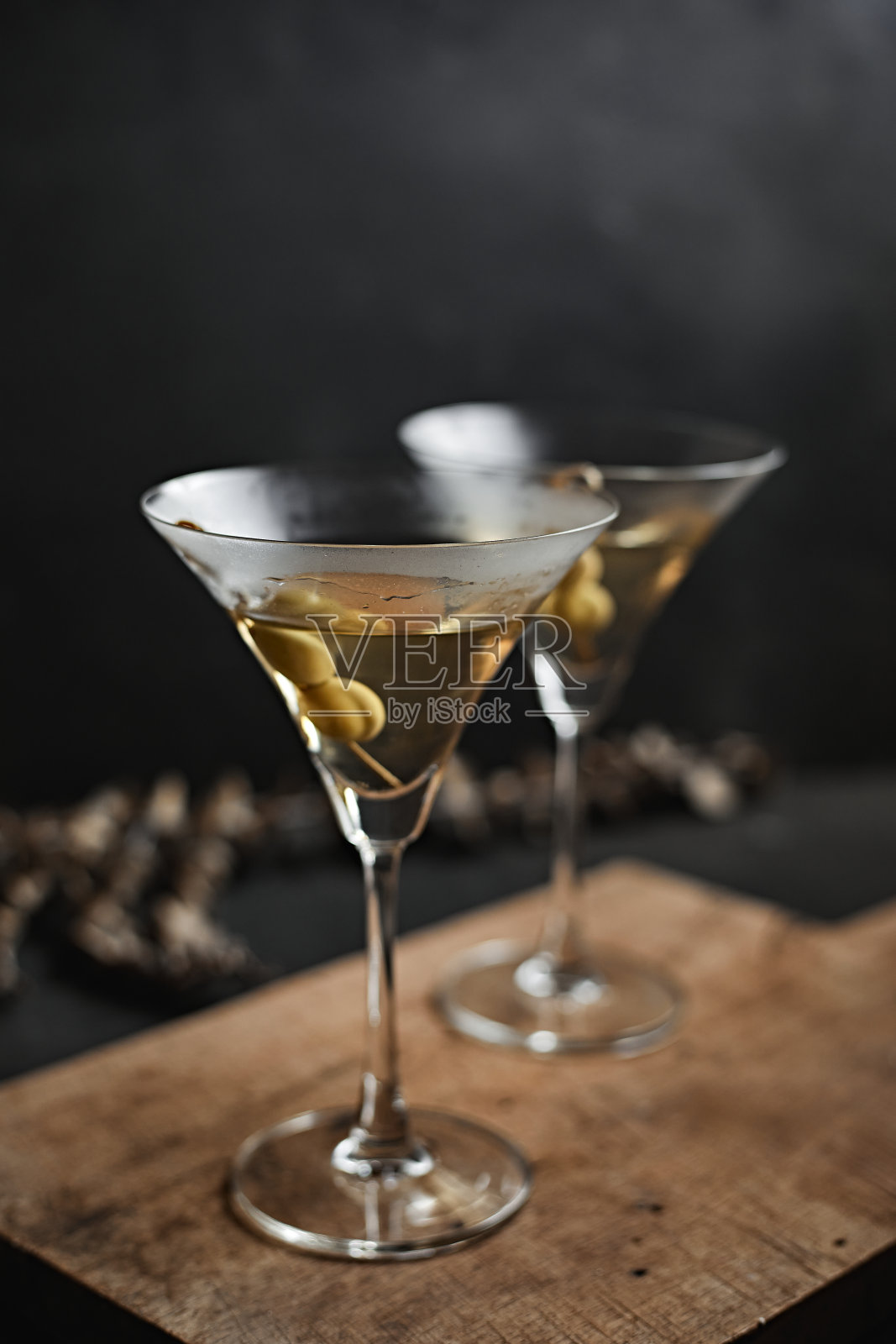 绿橄榄马提尼鸡尾酒照片摄影图片