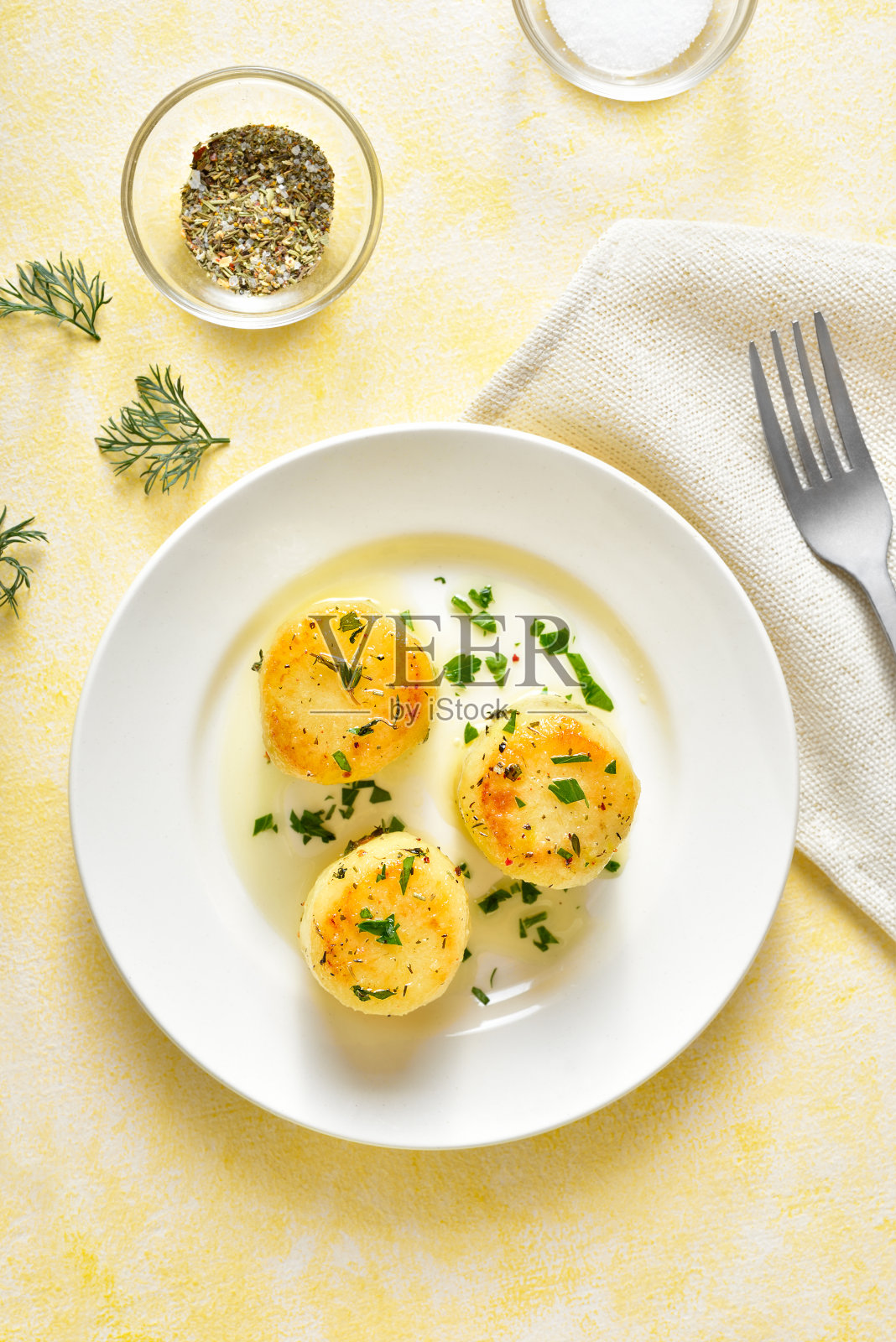 盘里的方糖土豆照片摄影图片