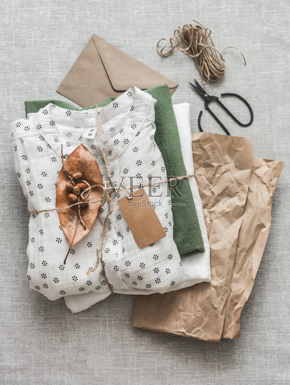 以顾客为中心的理念。以爱与关怀为环保包装的女性服装，浅色背景，俯视图照片摄影图片