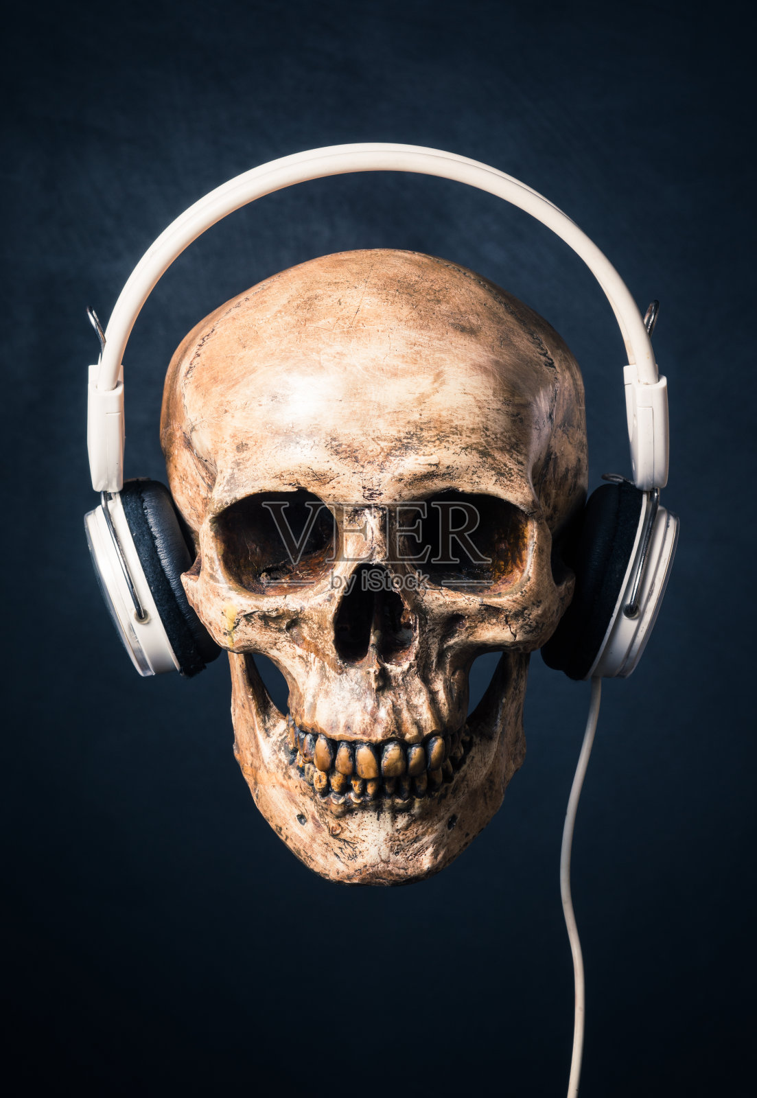 戴着耳机的人类头骨照片摄影图片