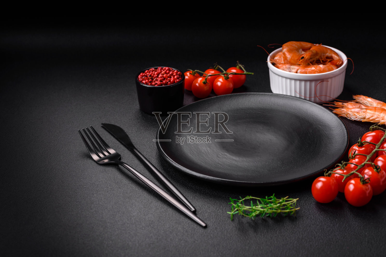 烹饪材料圣女果，虾，盐和香料照片摄影图片