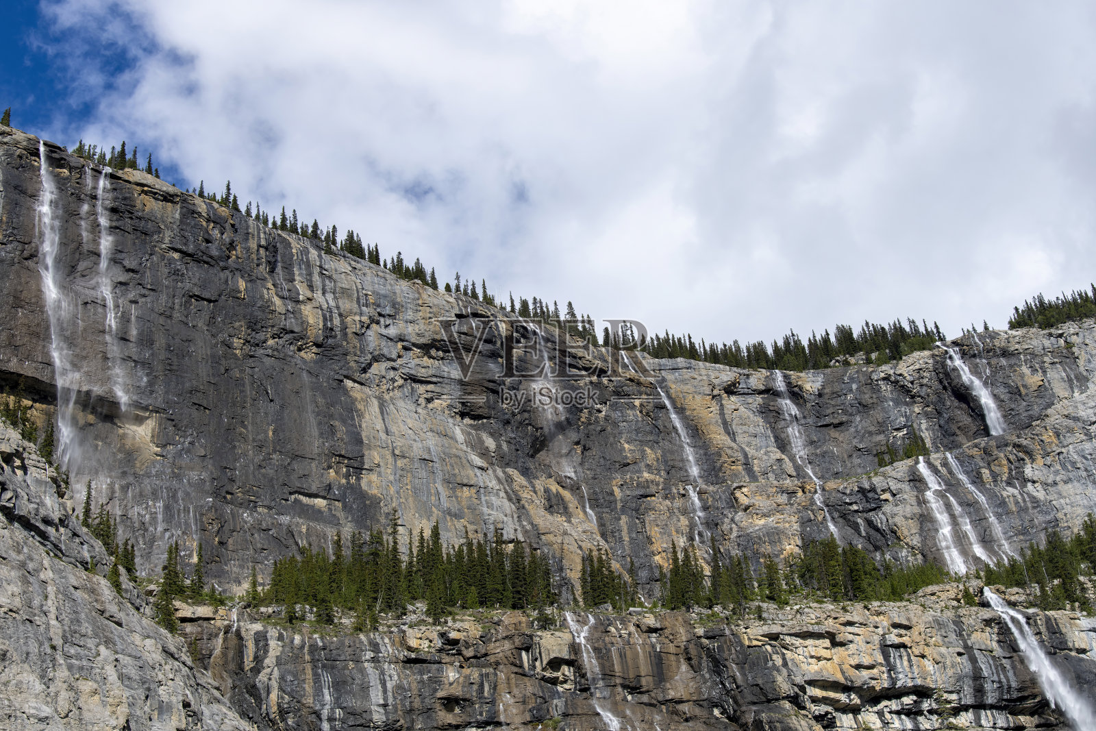 位于加拿大阿尔伯塔省班夫国家公园北部卷云山西部基地的哭泣墙照片摄影图片