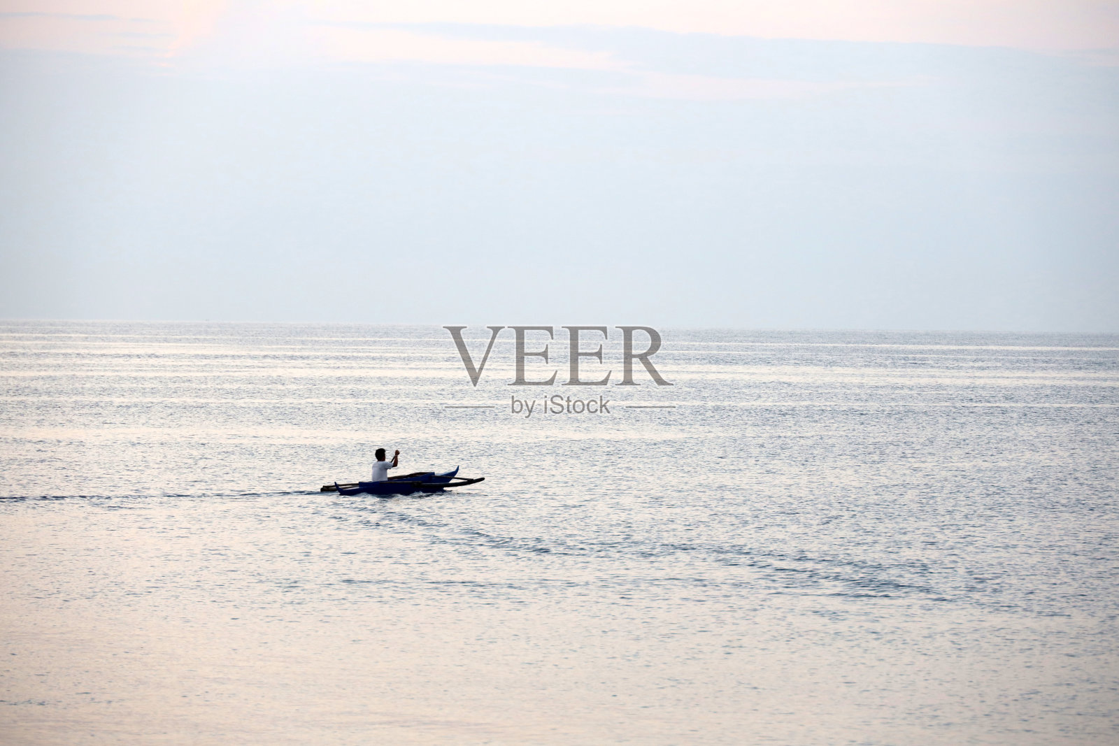 孤独的船在日出或日落在一个热带国家的海洋，照片摄影图片