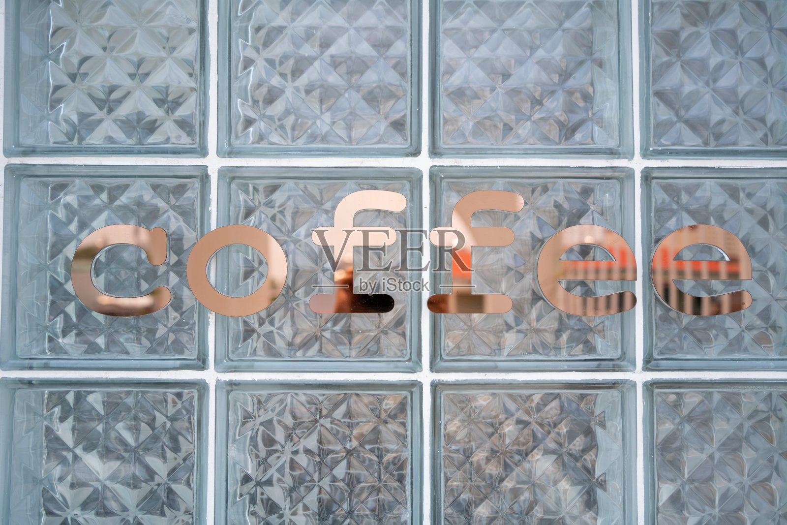 玻璃墙上关于生活的励志名言照片摄影图片