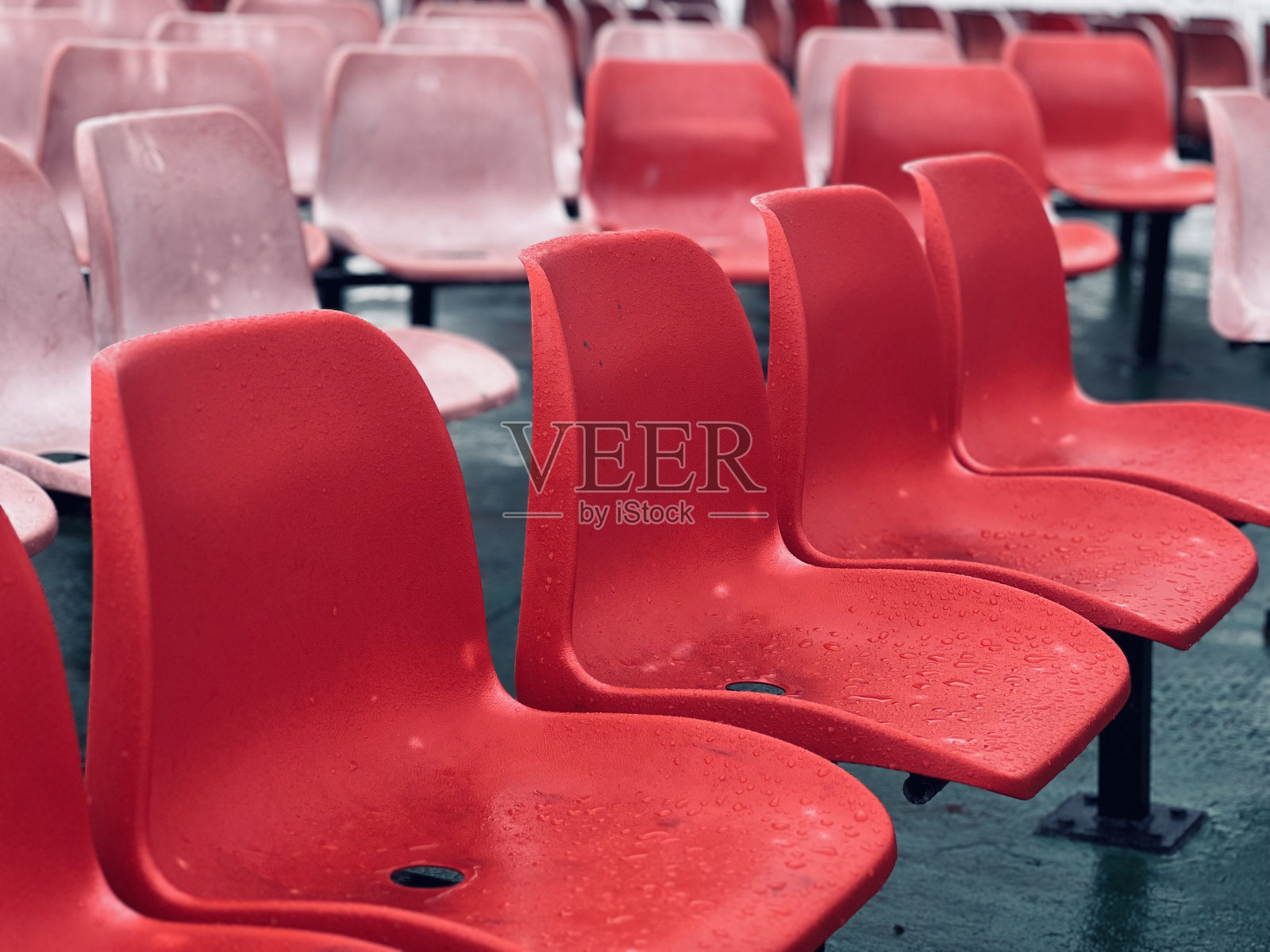 客轮上一排排红色座位照片摄影图片