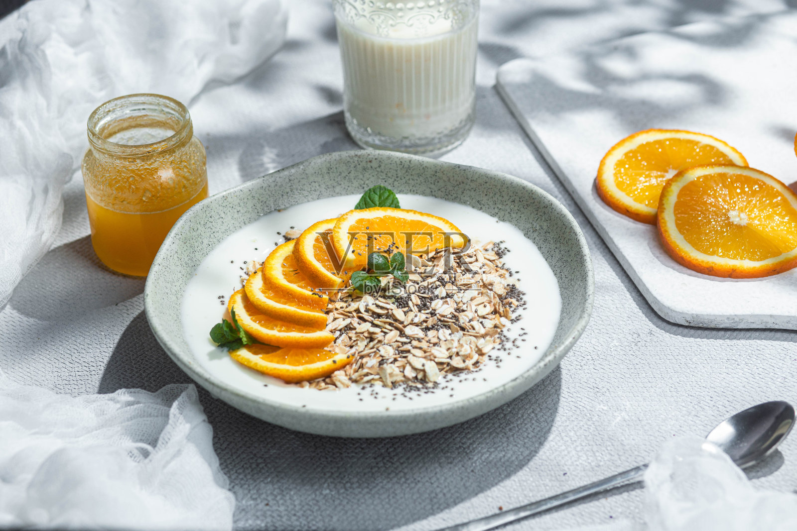 在碗里放桔子和奇亚燕麦片。燕麦片照片摄影图片