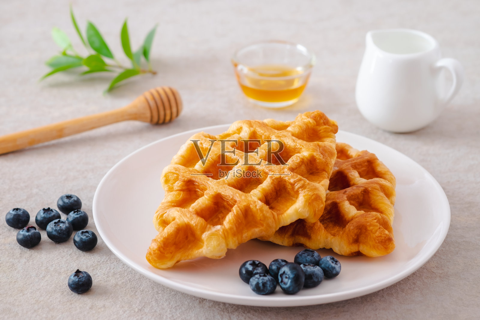 牛角酥或牛角包华夫饼配蓝莓照片摄影图片